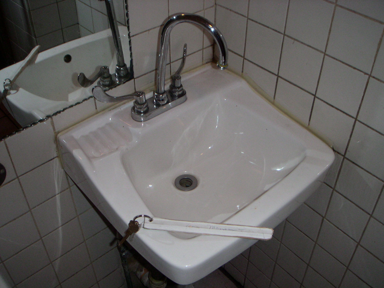 Mutex vs Semaphore Using a Gas Station Bathroom Analogy